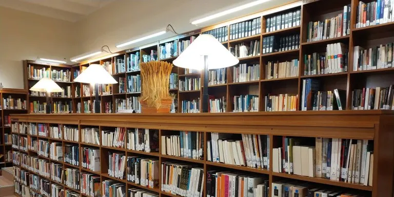 La Biblioteca d'Alguaire celebrarà els seus 30 anys de vida durant els propers mesos regalant una "canastreta lectora" als pares i mares durant aquest 2020