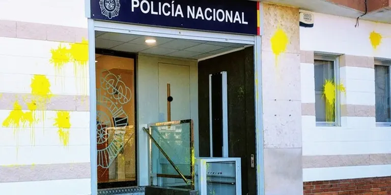 Actes vandàlics a la fatxada de la Policia Nacional de Rubí