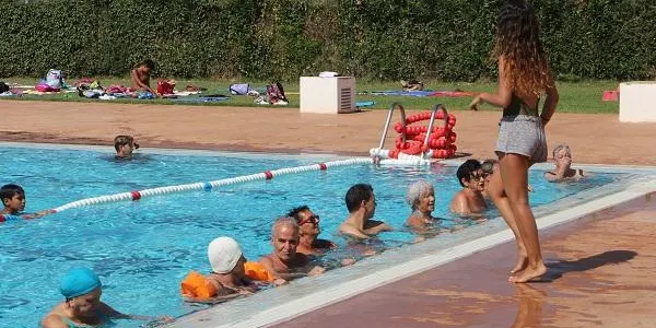 La gent gran d’Altafulla gaudeix de les classes d’Aquagym a la piscina municipal