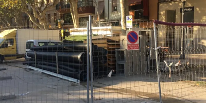 Les obres de renovació de les lloses de l’altra banda de la Riera arrenquen aquest dilluns
