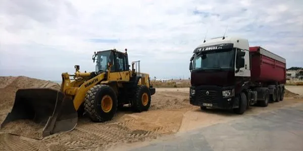 Costes extrau 13.000 m3 de sorra de la platja de Torredembarra per dur-la a Tarragona
