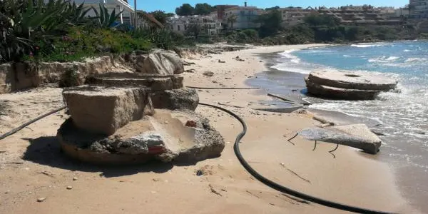 L’Ajuntament d’Altafulla enretira de la platja les restes del col·lector d’aigües residuals aparegudes a la zona del Parc Voramar