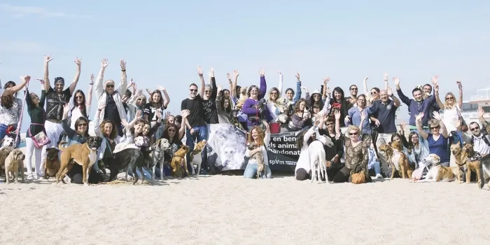 45 persones i 30 gossos van participar ahir al photocol solidari per recaptar fons per l'SPAM al Cavaió