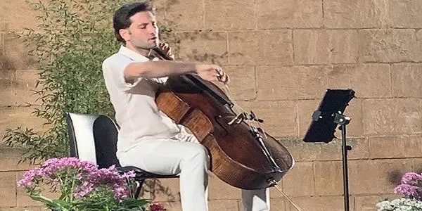 El reusenc Roger Morelló delecta el públic del FIM d’Altafulla amb el seu recital de violoncel