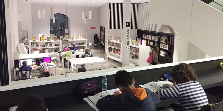 La biblioteca fa una crida als lectors de 4t a 6è de primària que vulguin fer de jurat d'un premi literari
