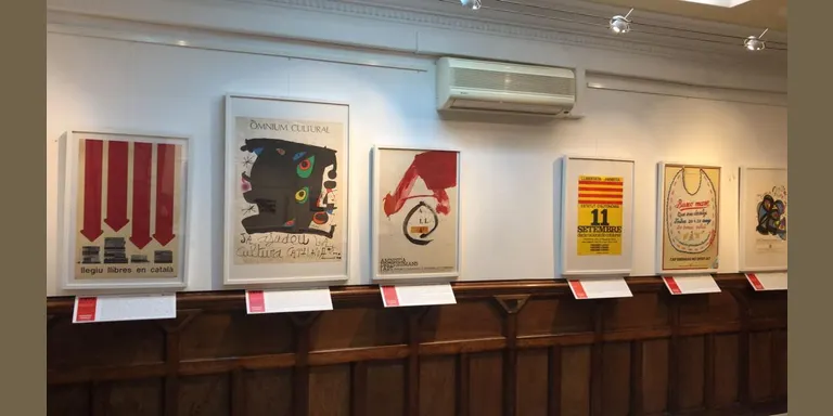 Òmnium Cultural estrena una exposició sobre l'evolució dels cartells a Catalunya