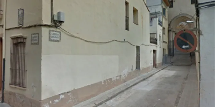 Veïns el carrer Santa Maria se senten 'incòmodes' pel grup de persones es reuneixen davant el convent dels Caputxins