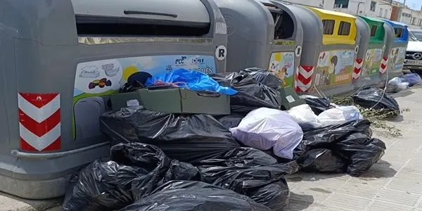 Illes de contenidors buits i bosses de brossa per terra en alguns punts de la vila anuncien l’inici de la pretemporada d’estiu a Altafulla