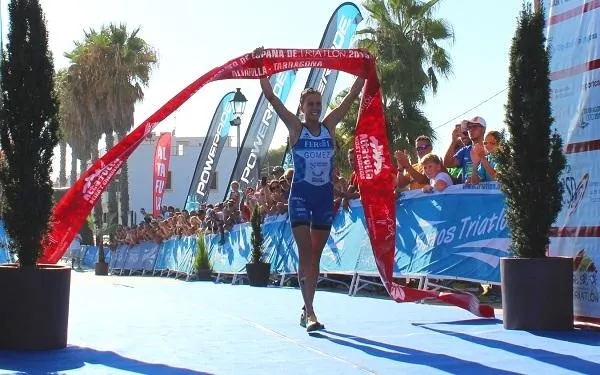 Tamara Gómez es proclama reina del triatló espanyol a l’edició amb més participació femenina de la història