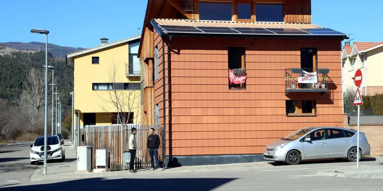Construeixen a Aramunt una casa que genera més energia que la que consumeix