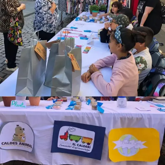 Alumnes de 5è de Primària d'El Calderí venen al mercat setmanal els productes creats des de la seva cooperativa escolar