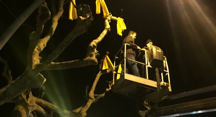 Els membres de l'ANC van fer l'acció ahir la nit en què van col·locar els llaços per la Riera