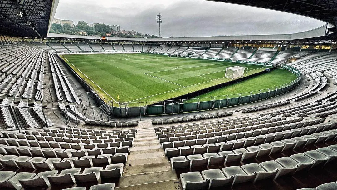 A MALATA, EN FERROL, DONDE EL FÚTBOL PIDE CARÁCTER SIN CONCESIONES. DOMINGO A LAS 12,00