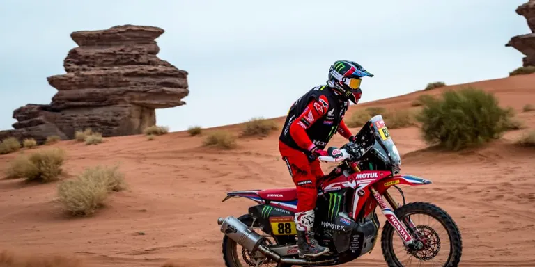 Dakar 2021: Benavides líder, Barreda abandona