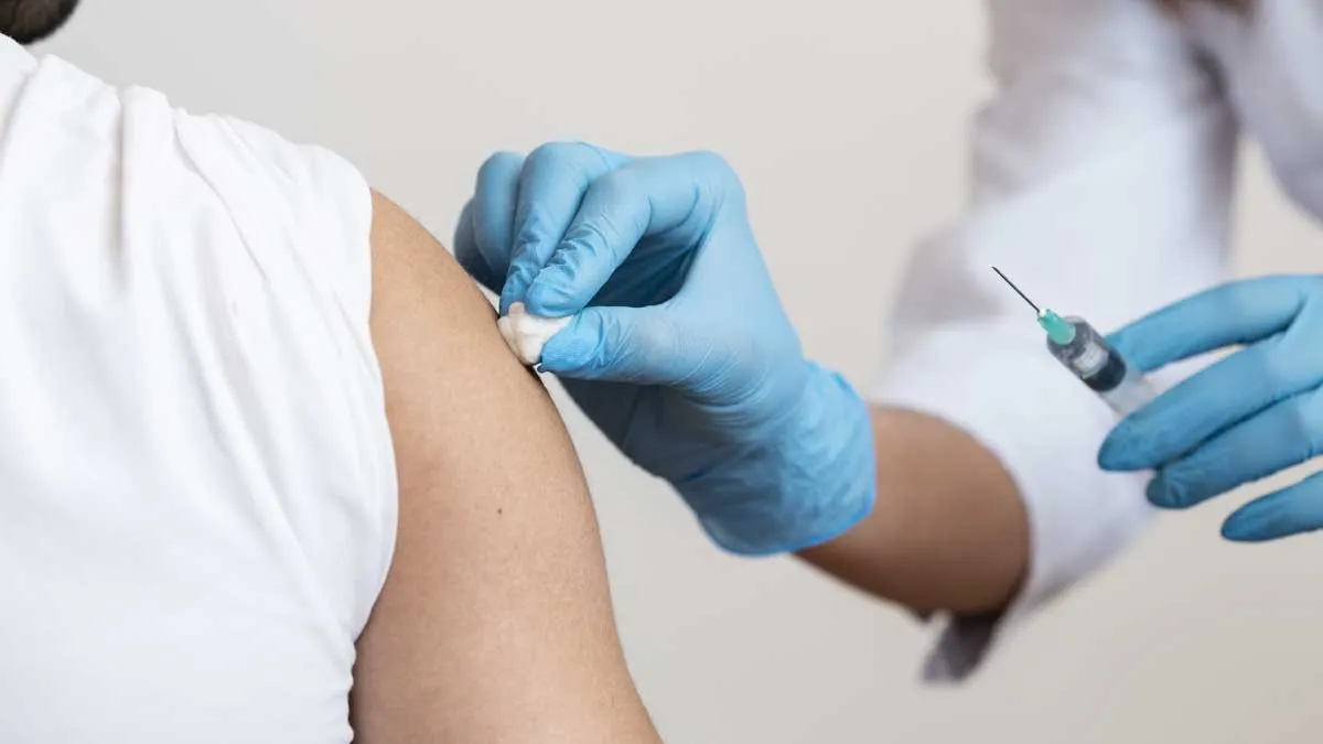 Sanitat rectifica i recomana que els positius de Covid s'esperin cinc mesos per rebre la tercera dosi, enlloc d'un