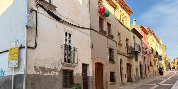 S’instal·len les càmeres de videovigilància del carrer de Dalt d’Altafulla