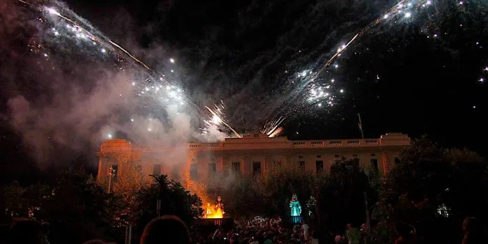 Més de 3 mil persones segueixen la cercavila nocturna de gegants