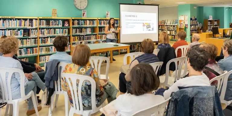 Una trentena de persones assisteixen a la xerrada sobre diabetis i alimentació