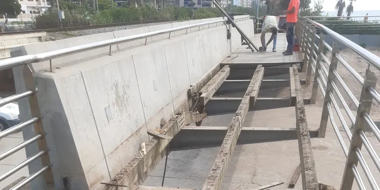 Comencen les obres per refer el pont de fusta del Passeig de Mar