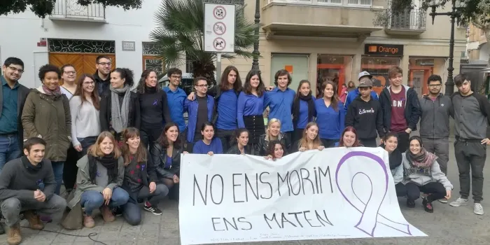 Unes dues-centes persones assisteixen a la lectura del manifest contra la violència masclista