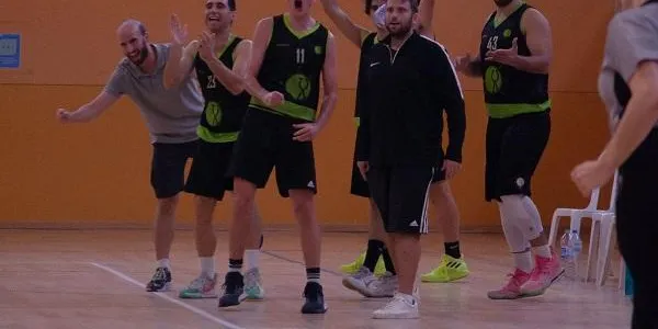 Manuel Torres lidera la victòria del Torredembarra a la pista de l’Amposta (68-77)