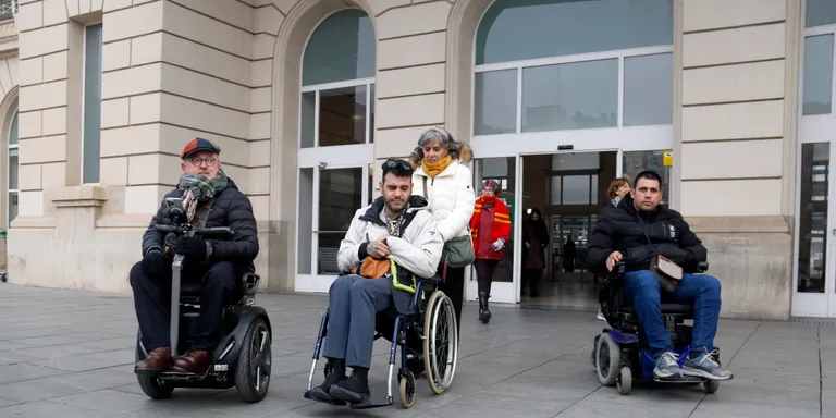 Usuaris amb mobilitat reduïda denuncien dificultats per viatjar amb transport públic a Ponent: "Tenim molts problemes"