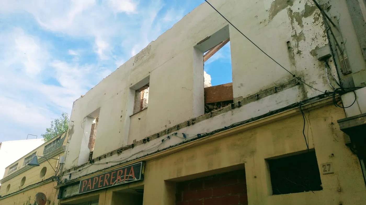 Retirades les restes de runa i el balcó de l'edifici del Carrer de Mar 27