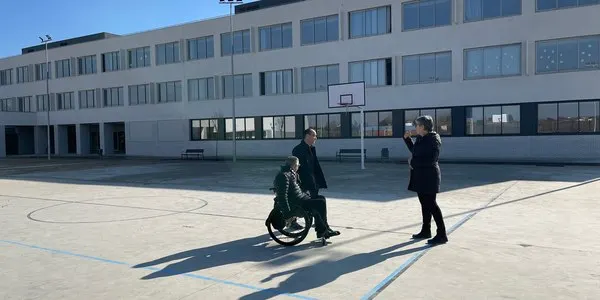 Obertura de la pista poliesportiva de l'Institut Joan Solà per a ús comunitari
