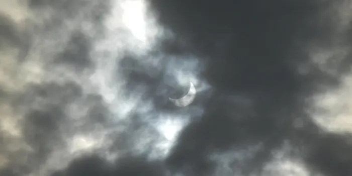 Els núvols dificulten veure l'eclipsi de sol