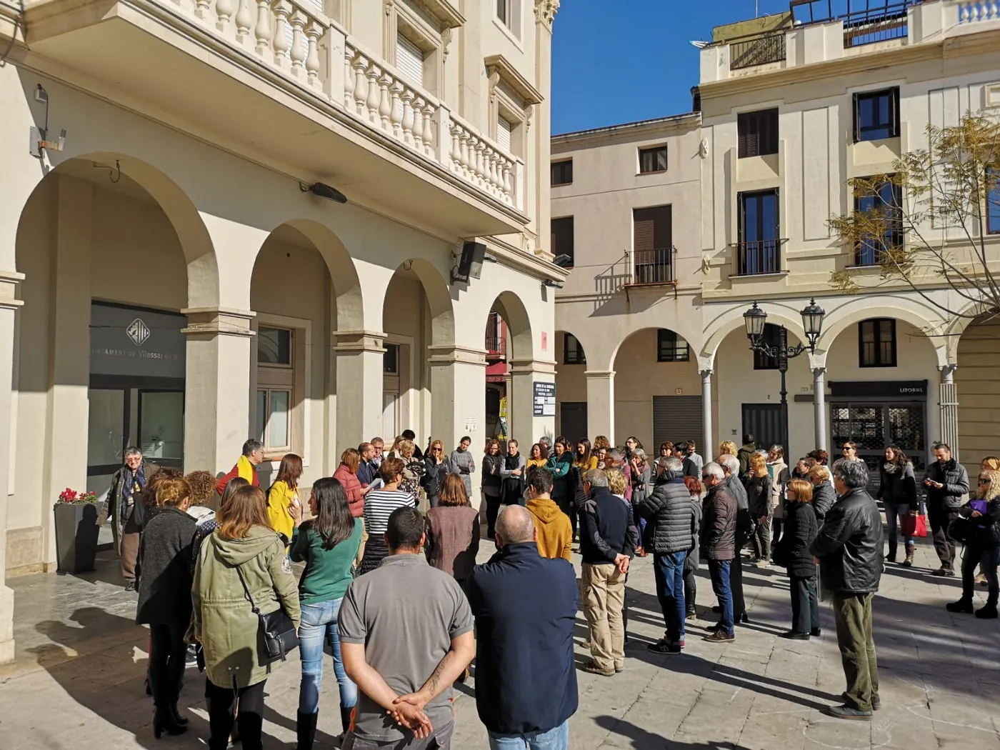 Una setantena de persones s’han aturat a les 12:00 per protestar contra l’inici del judici