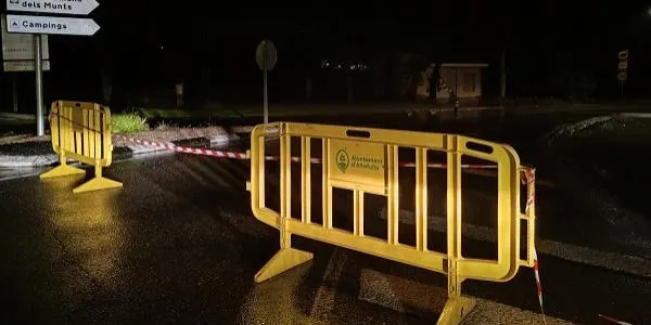 La pluja intensa obliga a tallar l’accés al Barri Marítim d’Altafulla a través del Puntet