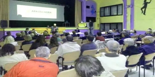 Al voltant de noranta persones omplen el Casal La Violeta en un acte polític a favor del sí-sí