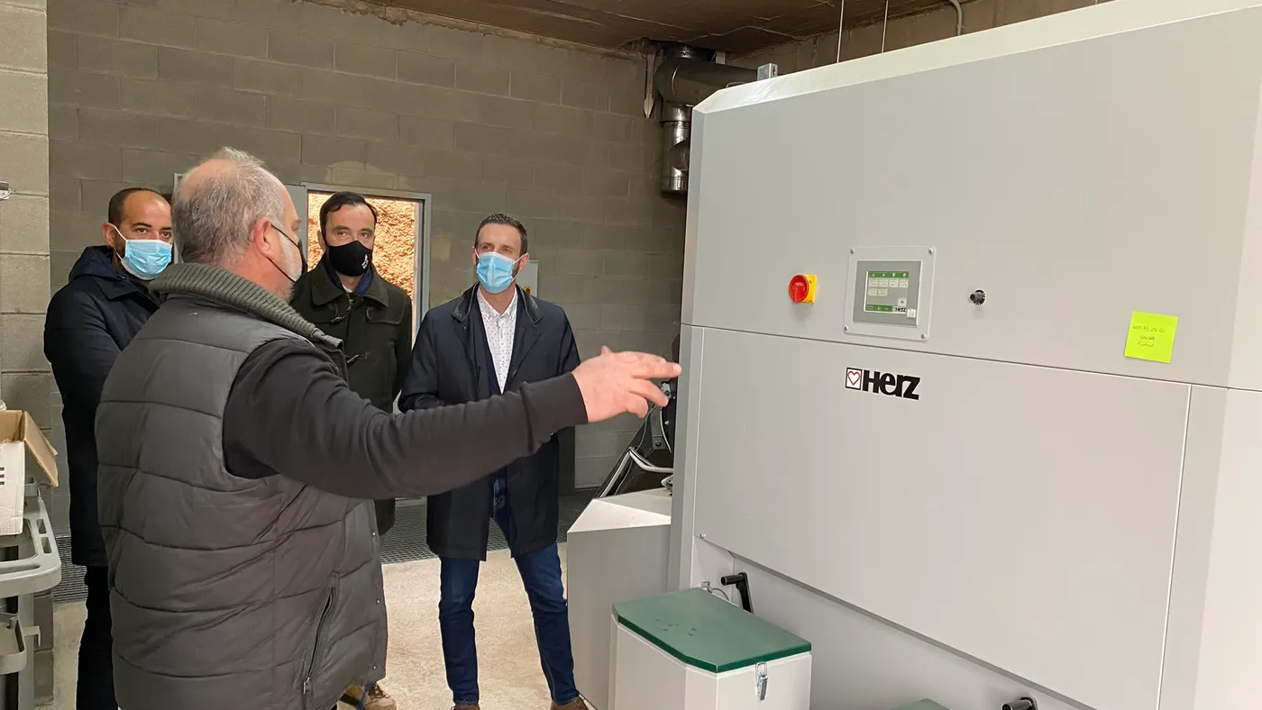 Caldes estrena la segona caldera de biomassa, que proporcionarà aigua calenta i calefacció als centres escolars El Calderí i La Lluna