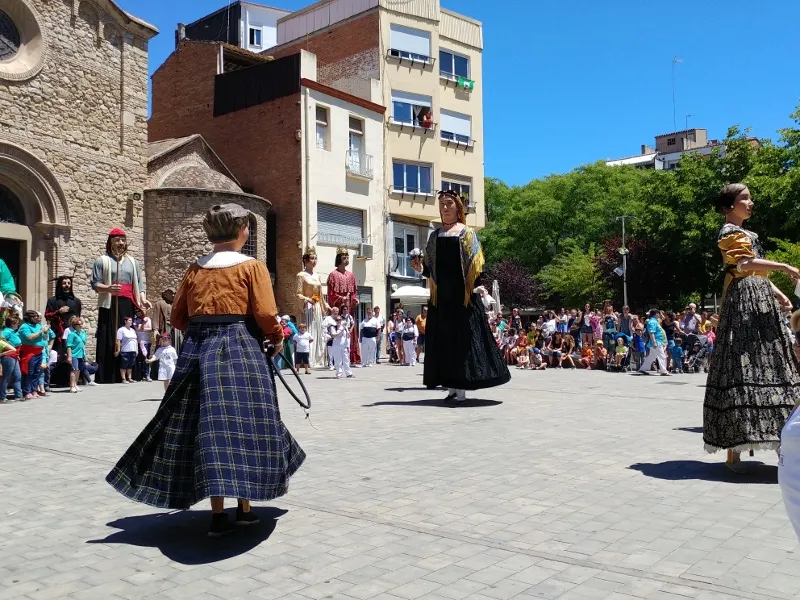 Els gegants de Rubí ballant a la plaça del Doctor Guardiet