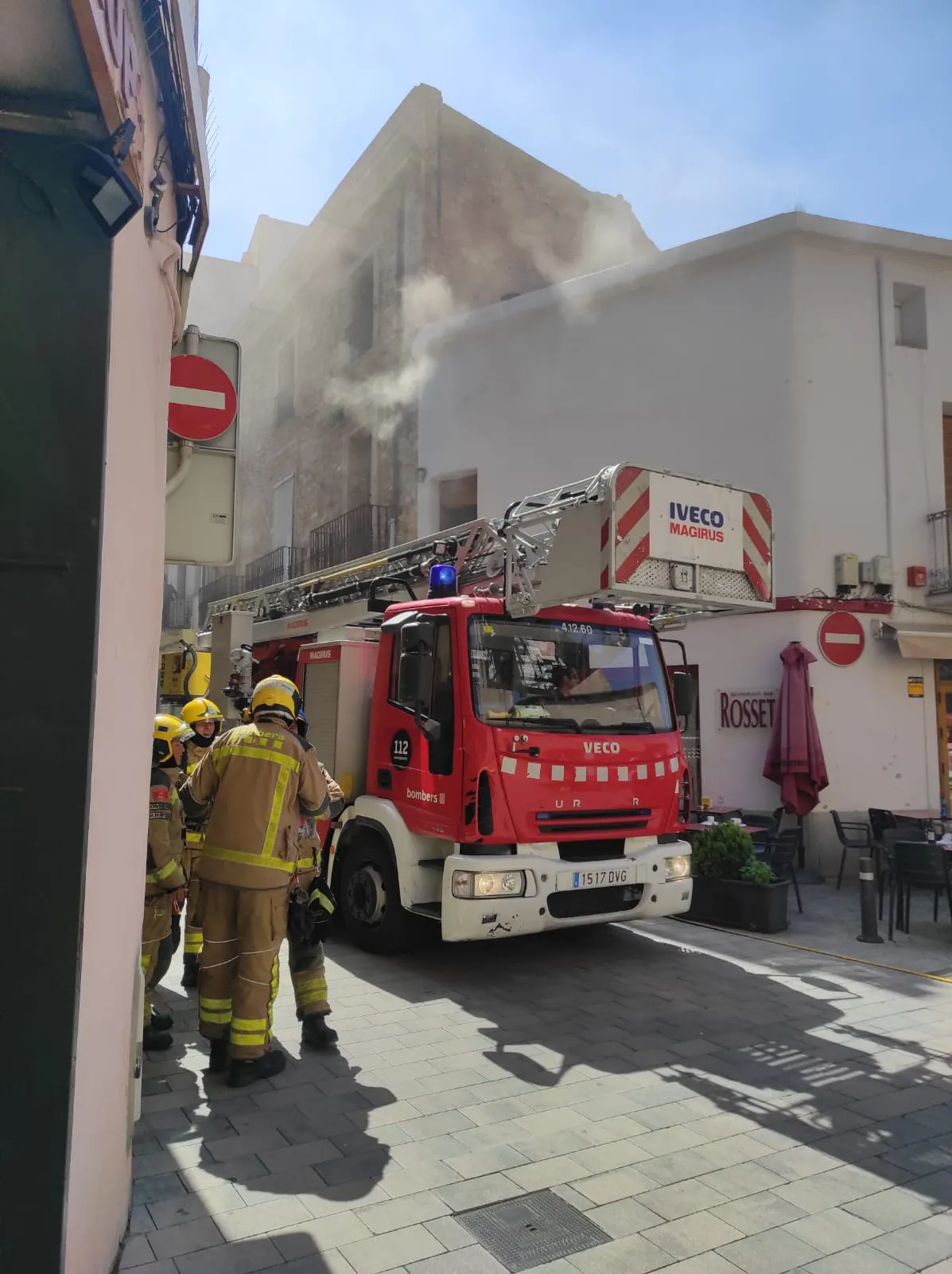Dues persones intoxicades lleus per inhalació de fum i danys materials mínims en un incendi d’habitatge al carrer Asensi Vega