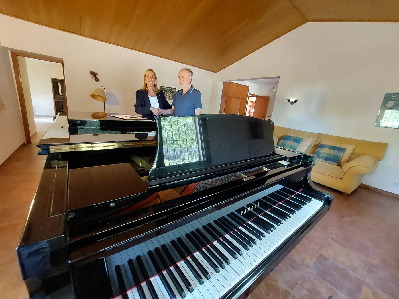 El pianista Anton Cardó dona a la ciutat el seu piano de gran cua artesanal