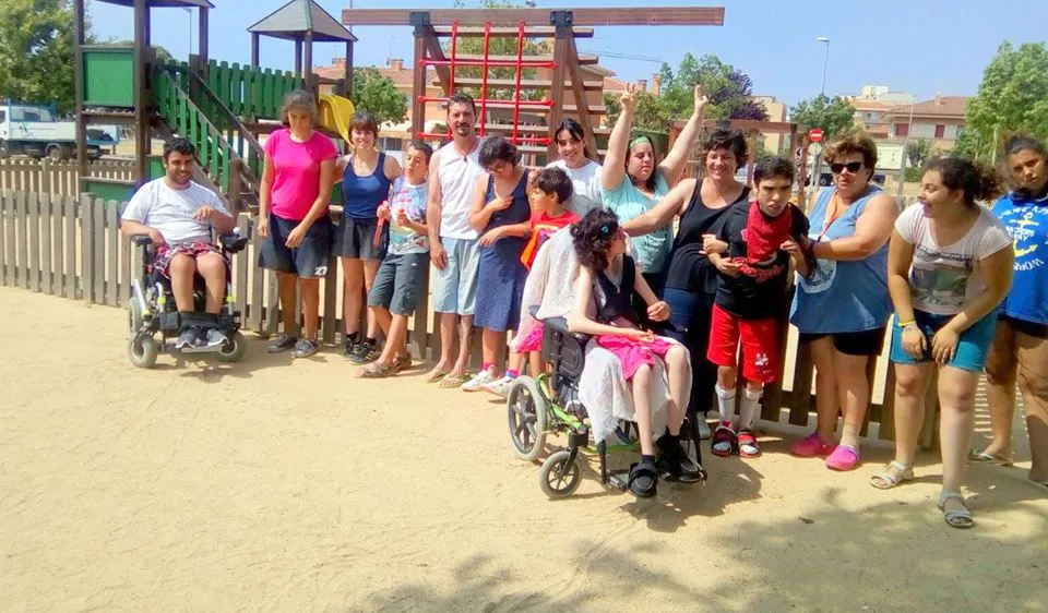 Adiam aconsegueix recollir gairebé 9 tones de taps de plàstic