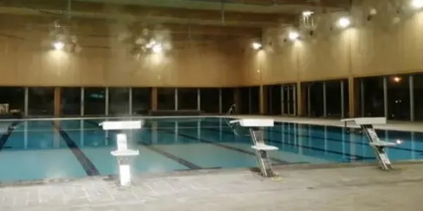 Finalment, el recinte de la piscina nova de Torredembarra es connecta a la xarxa elèctrica per poder obrir portes