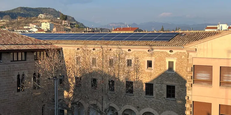El Consell Comarcal instal·la 60 panells solars per a l'autoconsum energètic