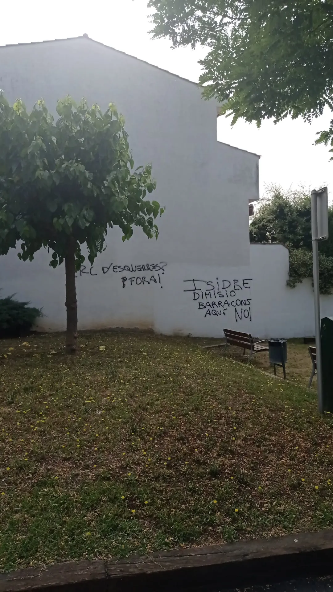 L’Associació de Veïns de la Bolera es desmarca de les pintades contra el projecte d’habitatge jove a l’avinguda Josep Fontcuberta, aparegudes fa uns dies