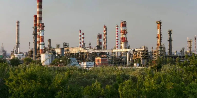 Repsol dóna per extingit l'incendi a la seva planta