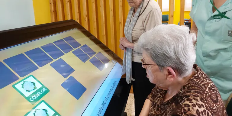 El Centre de Dia Alt Camp incorpora una tauleta digital per promoure l’autonomia personal de la gent gran