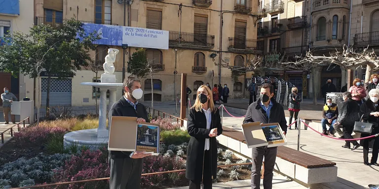 L’escultura “La dona que es pentina” torna a lluir a la plaça del Pati