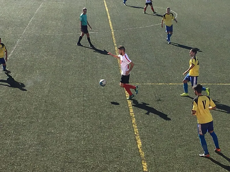 Lumbreras controlant una pilota al mig del camp en un dia infructuós per al Rubí