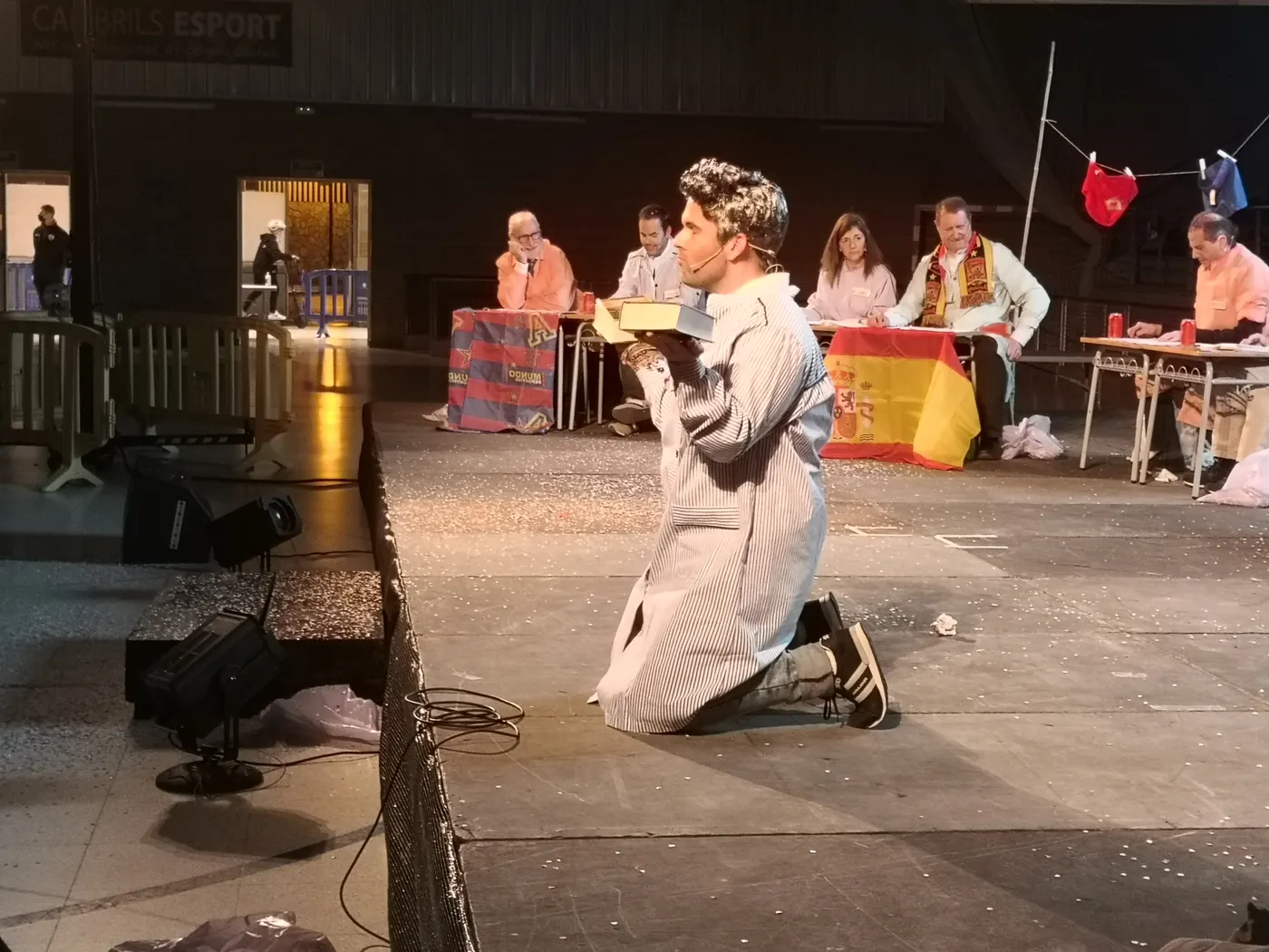 El Rei Carnestoltes i un ple amb humor i sàtira política enceten el Carnaval de Cambrils
