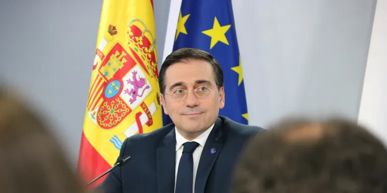 Albares insisteix als 27 en les "condicions específiques" del català, el basc i el gallec per a l'oficialitat a la UE