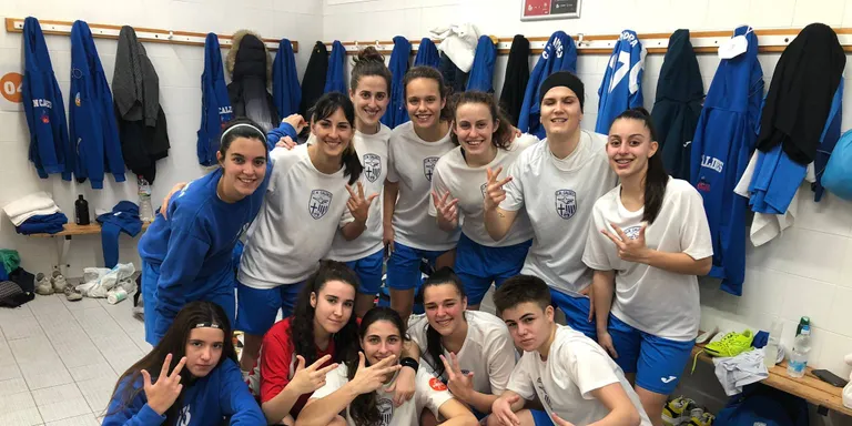 L’equip femení de futbol sala goleja a les cueres en el seu retorn a la competició