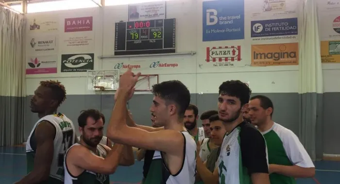Els jugadors celebran la victòria aconseguida ( Foto: Arenys Bà squet )