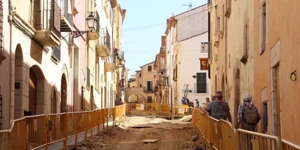 Les obres del carrer de Dalt d’Altafulla acumulen un mes de retard