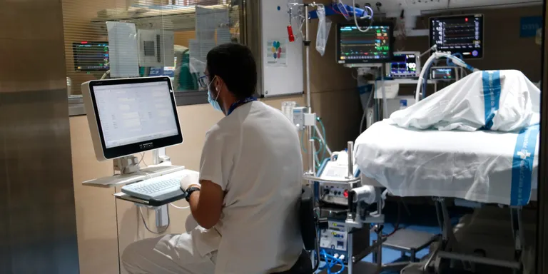 Els crítics a l'UCI baixen de 500 (495) però hi ha 24 ingressats més (2.862), amb 36.177 nous casos i 40 morts